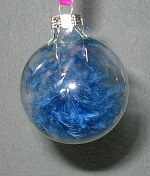 Gravure sur verre Boule noël personnalisée plume bleu